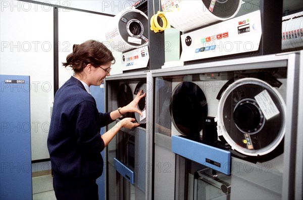 Changing the tape on an IBM 370 slash 168 computer