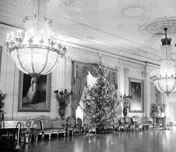 Christmas tree in East Room of White House. Washington