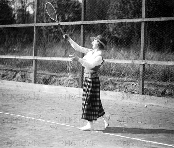 Female tennis player at Holton Arms School