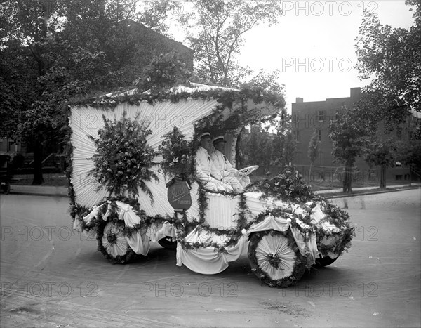 Gude Florists parade float