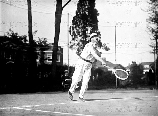 Man playing tennis