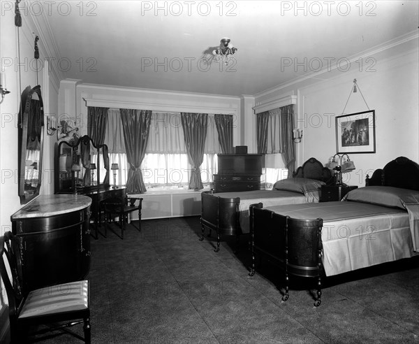 Mayflower Hotel bedroom