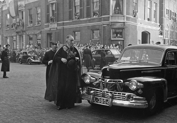 October 10, 1947 - Baptism princess Marijke (Christina) in the Dom church in trecht Description Arrival Cardinal De Jong