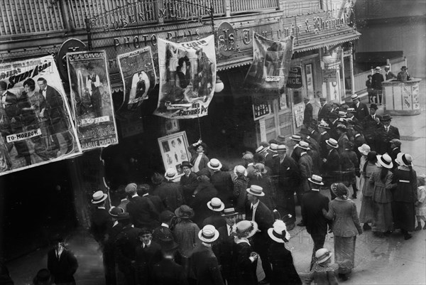 Ballyhoo artist at work at Coney Island ca. 1910-1915