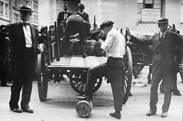 Men working on shipping gold abroad ca. July 1914