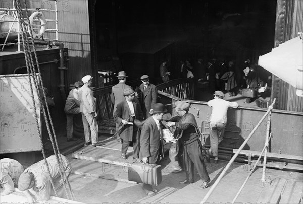 Greek immigrants left New York City on the ship Madonna to return to their country and fight in the first Balkan War, which began in October 1912