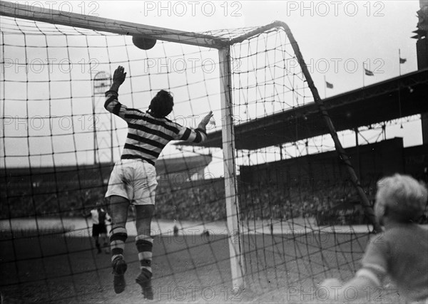 September 27, 1947 Soccer Match - Blauw Wit against Feijenoord 1-5 game score - Out of reach of Van Raalte / Ball against crossbar