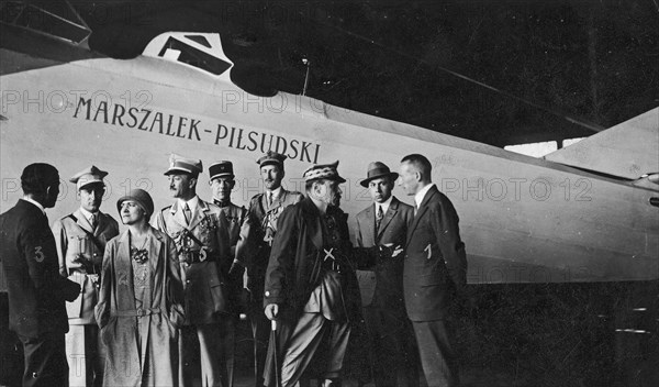 Second transatlantic flight of major Kazimierz Kubala and Ludwik Idzikowski over the Atlantic. General Józef Haller (x) in conversation with pilot Kazimierz Kubala (1) in the hangar in front of the Amiot 123 "Marshal Pilsudski" aircraft ca. July 1927