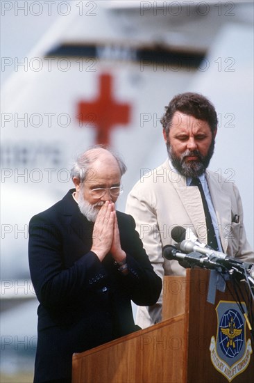 1986 - The Reverend Lawrence Jenco pauses in his address to reporters and well-wishers to offer a prayer prior to his departure to Rome, Italy.