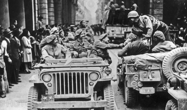 Polish troops of the 2nd Polish Corps entered Bologna. Gen. Klemens Rudnicki (behind the wheel) shakes hands with Gen. Marek Clark. General Zygmunt Bohusz-Szyszko is sitting in the front seat ca. April 21, 1945