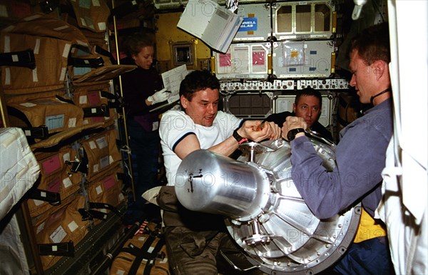 Mir 22 and STS-81 crew work with gyrodyne