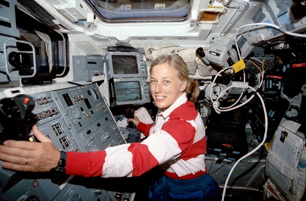 Crew activities on flight deck during rendezvous with CRISTA-SPAS