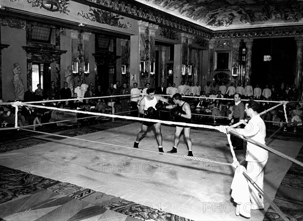 pendant les croisières, des danses et des spectacles étaient organisés pour divertir les invités. ici, la prestation du boxeur primo carnera dans un salon du comte de savoie transformé pour l'occasion en ring, années 1920.