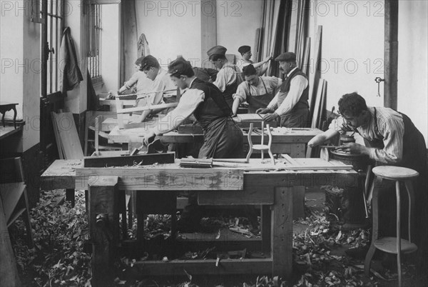 des cours de réadaptation professionnelle pour les personnes amputées. 1915-1918