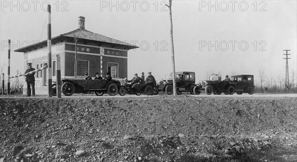 dès 1906, alors que le trafic automobile se développait malgré un réseau routier totalement inadapté, le comité des industriels italiens a convoqué une réunion de l'industrie automobile et a proposé la construction d'une route réservée exclusivement aux voitures, à partir de milan. c'était la première idée d'autoroute. en 1922, le comité des industriels italiens a parrainé la réalisation d'un projet d'autoroute, le premier au monde, menant de milan aux lacs préalpins, dont nous reproduisons une des premières images. 1924 ca