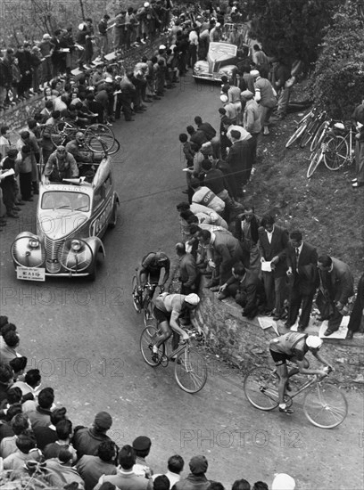 foule sportive lors d'une course cycliste, 1950