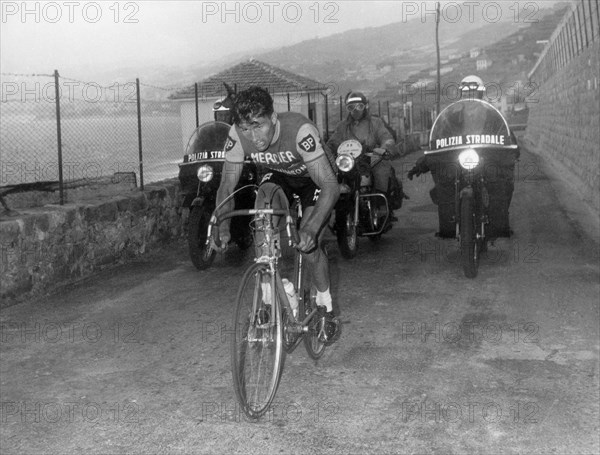 cyclisme, milano sanremo, le poulidor français s'échappant sur le poggio, 1961