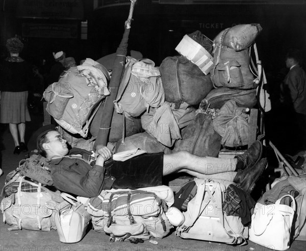 vacances, un camping-car se repose à la gare victoria londres, 7 avril 1961