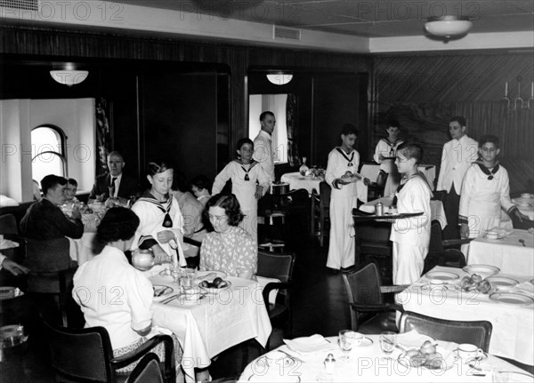 anciens élèves de l'école hôtelière à genève sur un paquebot, 1930