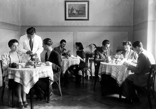 merano, exercice des élèves de l'école de gestion hôtelière à l'heure du thé, 1920 1930