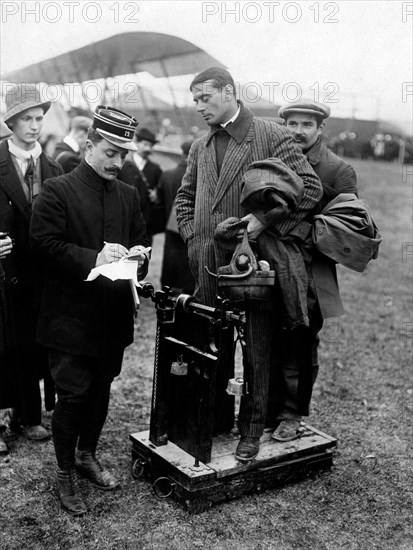 aviation, france, reims, aviateurs pesés avant la compétition, 1910