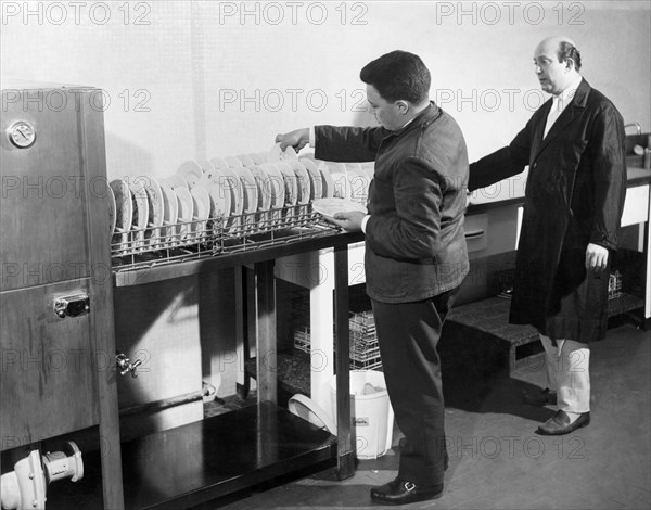 étudiant lors d'une leçon à l'institut professionnel de l'hôtellerie, 1961