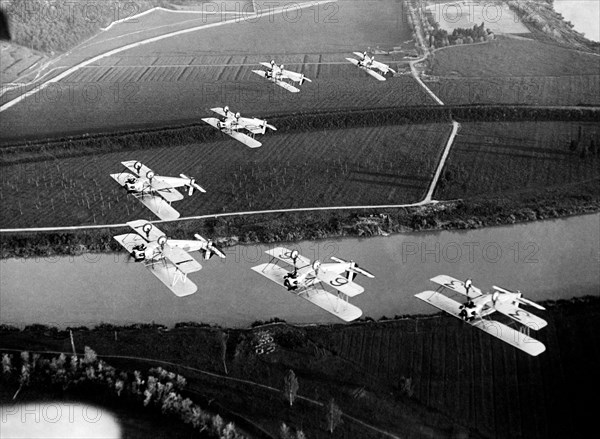 évolutions aériennes d'un avion de chasse fiat cr30, 1930