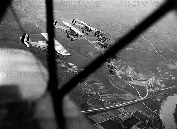 évolutions aériennes d'un avion de chasse fiat cr30, 1930