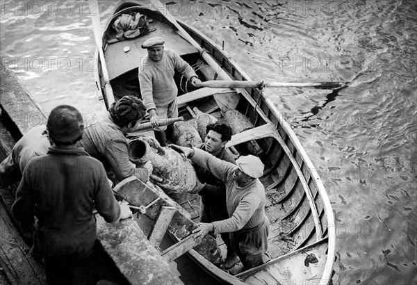 des marins récupèrent des amphores dans la mer Ligure, 1950