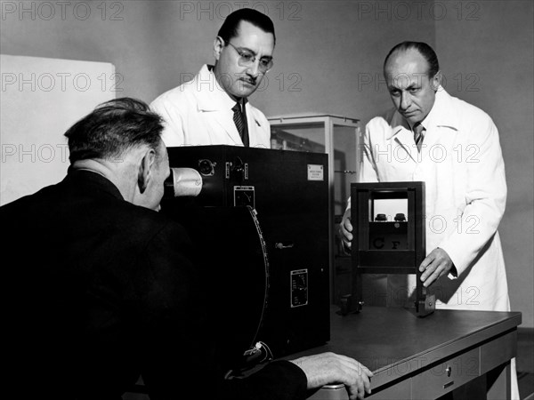 examen médico-psycho-technique de la distance du sujet par rapport aux voitures, 1952