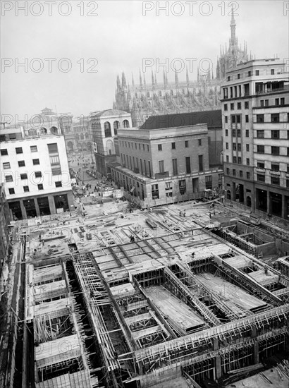 travaux à la piazza diaz pour le parking souterrain, 1955