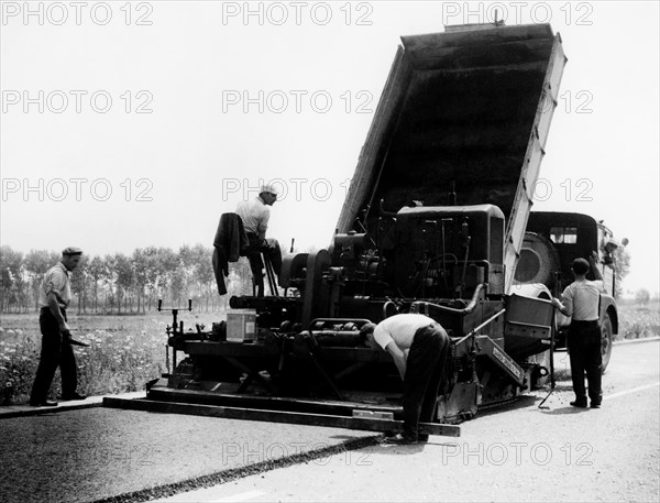 pose d'asphalte sur le tronçon vers melegnano, 1959