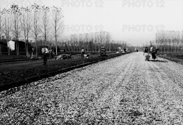 pose de l'asphalte pour le tronçon de milan, 1957