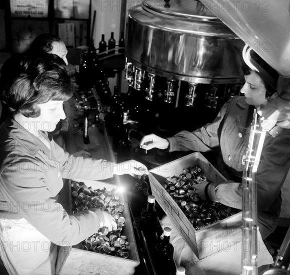 ouvriers sur la ligne d'embouteillage de martini et rossi, 1961