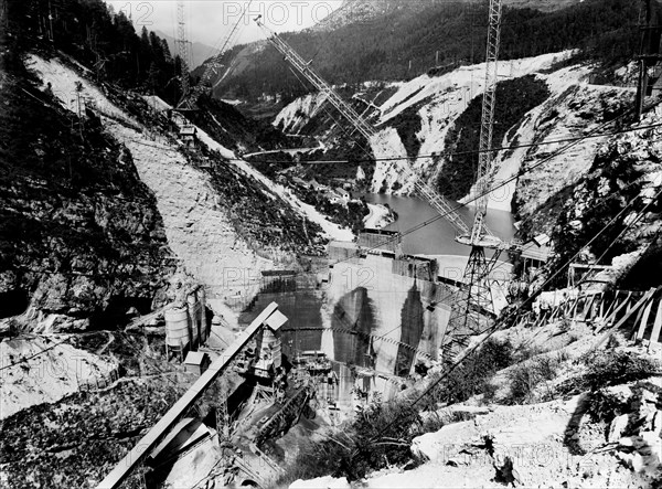 une phase de la construction du barrage de pontesei, 1957