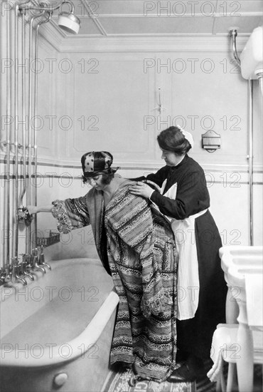 touriste et serveuse dans les toilettes, 1930