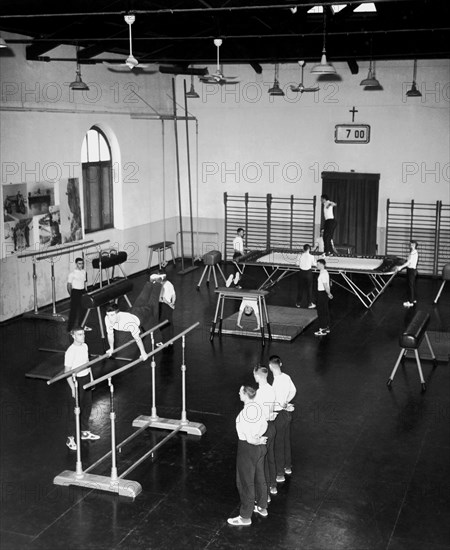 cadets de l'académie des gardes de sécurité dans le gymnase, 1965