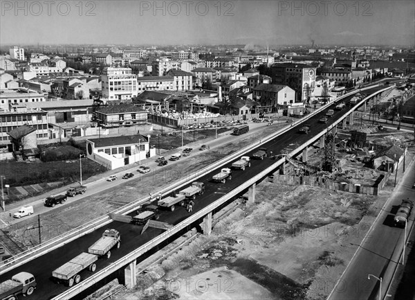 milan, viale certosa, essai de charge du viaduc avant son ouverture, 1958