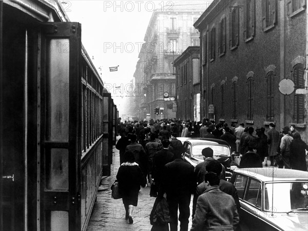 milan, ouvriers et employés descendent du tramway à via farini, 1963