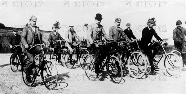 Membres du Touring Club italien faisant une excursion à vélo à Pavie, 1895