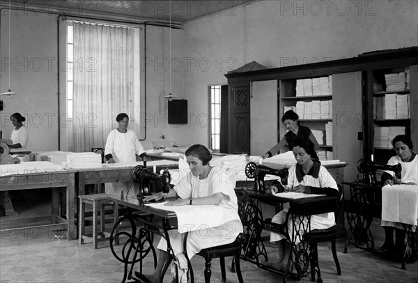 italie, lombardie, salle de reprise et de repassage de la ferme de crescenzago, 1910 1920