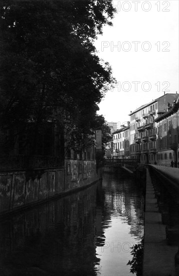 italie, milan, vue d'une section du canal naviglio, 1910 1920