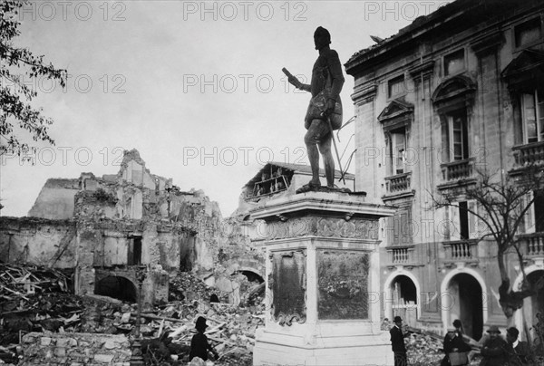 italie, sicile, tremblement de terre de messine, la statue intacte de don giovanni d'autriche, 1908