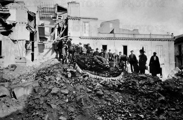 italie, sicile, tremblement de terre de messine, un an plus tard certaines victimes se cacheraient encore sous les décombres, 1909