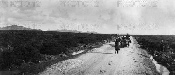 italie, sardaigne, hommes dans une voiture, 1915 1920