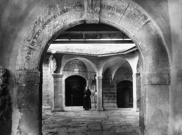 italie, toscane, chiusi della verna, intérieur du sanctuaire de la verna, 1920