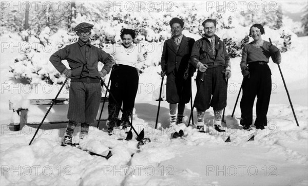 italie, trentino, un groupe de skieurs tci à san martino di castrozza, 1932