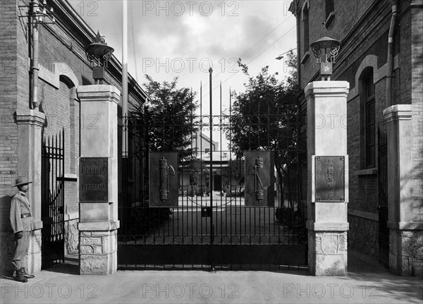 chine, entrée du quartier général de la police italienne à tientsin, 1930 1940