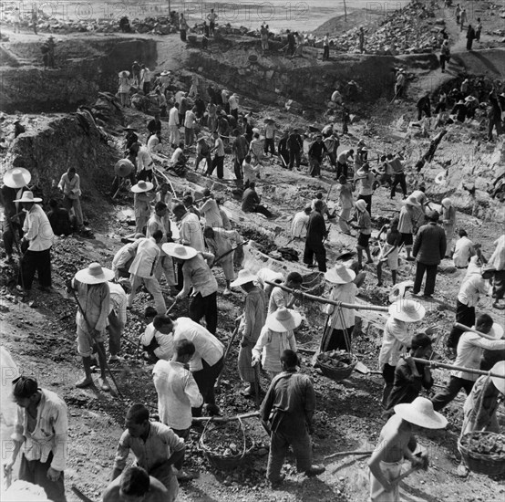 asie, chine, une phase de la construction du barrage sur la rivière huai, 1954