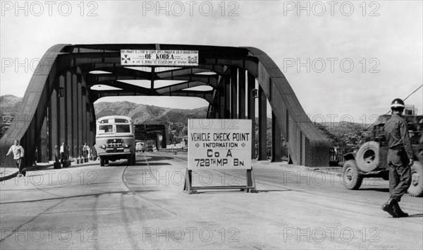 asie, corée, le pont sur le fleuve han reliant seoul au sud après reconstruction, 1955